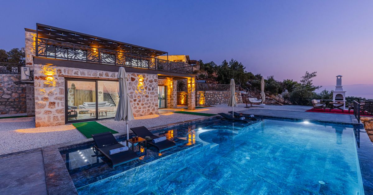 Pool Villa vs Condo in Phuket: Which Should You Buy? (2026)